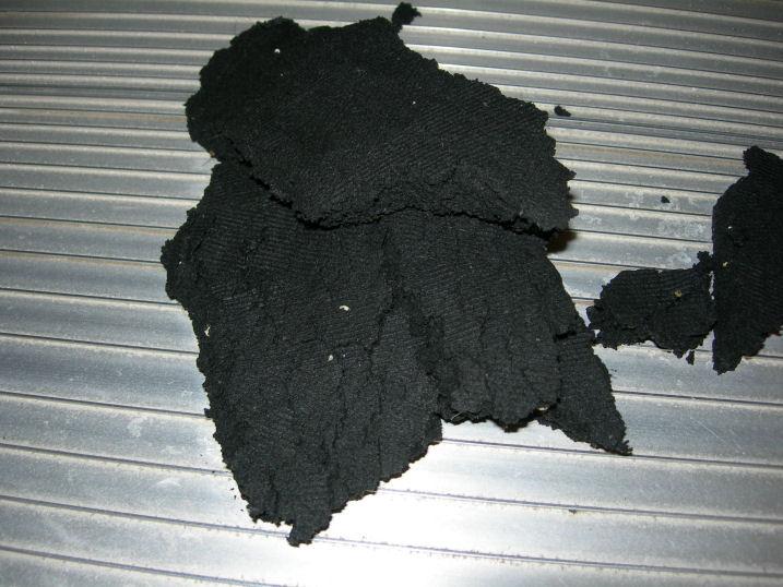 脱水された黒い汚泥の写真