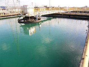 水面に機械がある、大きなプールの写真