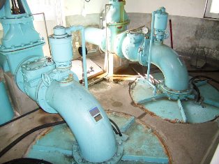 薄緑色の管がついた設備が二つ並んでいる設備の写真
