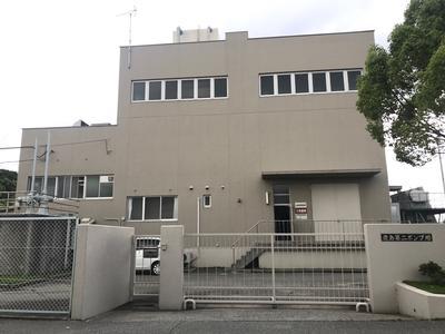 白い外壁で四角い建物の鹿島排水機場の外観写真