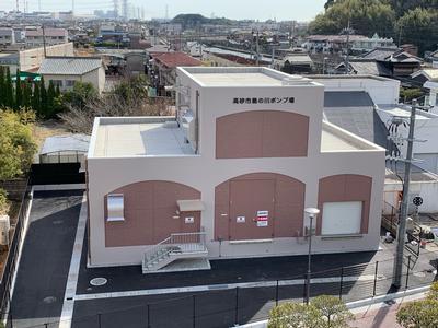 「凸」の字型の建物の島の川ポンプ場の外観写真