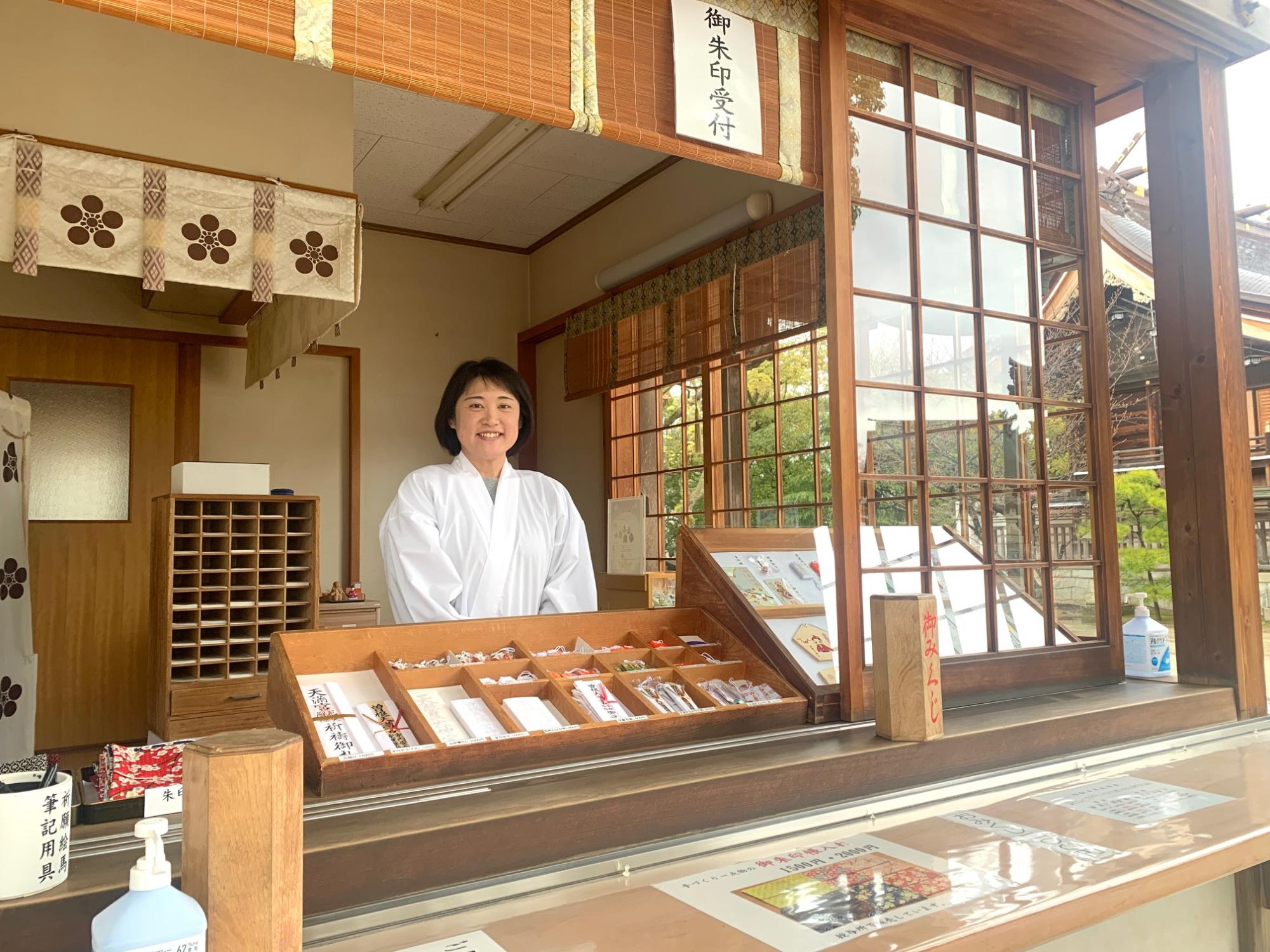 曽根天満宮の社務所でほほ笑む女性の写真