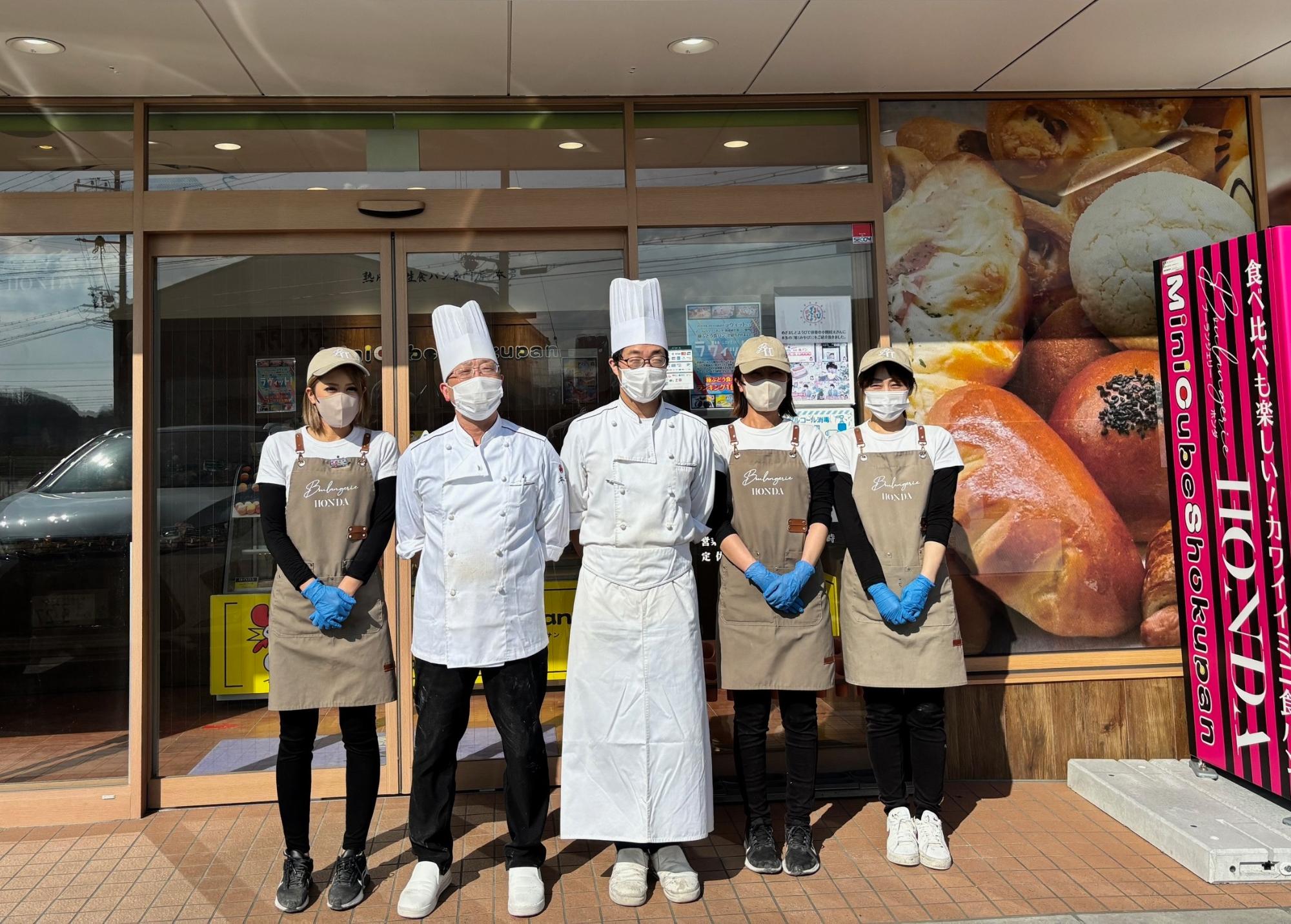 店舗の前に並ぶ職員の皆さん