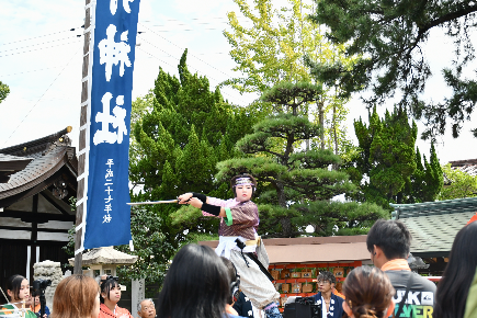 にわか太鼓の舞子が舞を踊る様子