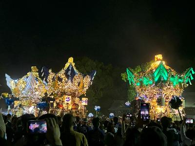 夜に電飾のついた神輿をぶつけあう写真