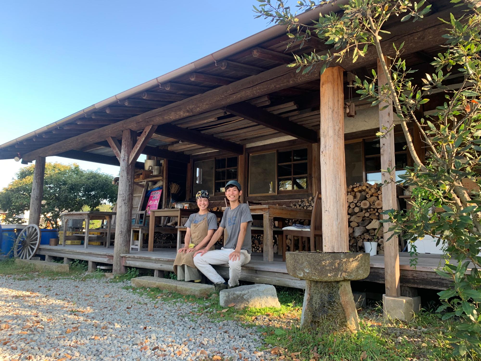 二人が並んで座る様子