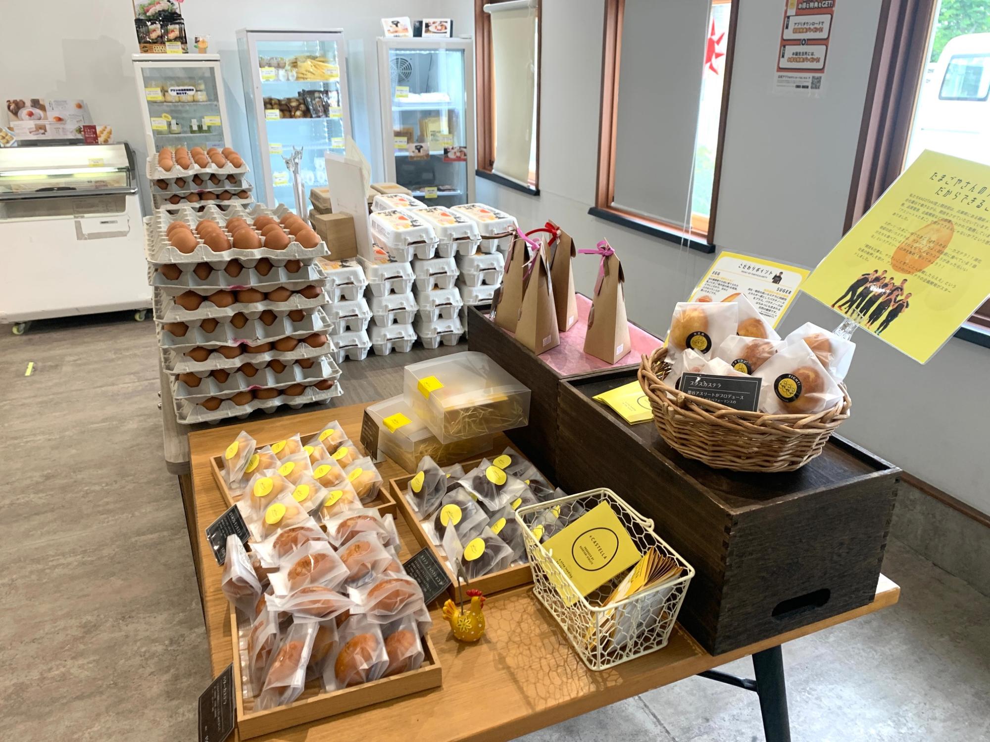 新鮮な卵や加工品が並ぶ店内