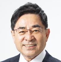 スーツ姿で正面を向いている笑顔の石崎徹議員の写真