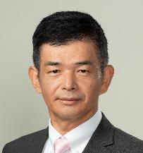 スーツ姿で正面を向いている真面目な顔の入江啓太議員の写真