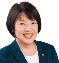 スーツ姿で正面を向いている笑顔の大西由紀議員の写真