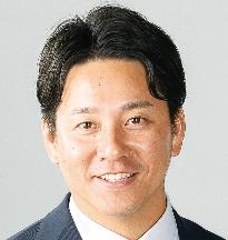 スーツ姿で正面を向いている松森翔平議員の写真