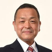 スーツ姿で正面を向いている笑顔の岩見明議員の写真