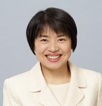 白いスーツ姿で正面を向いている笑顔の大西由紀議員の写真