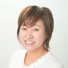 白い服を着た正面を向いている笑顔の坂本まり議員の写真