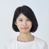 白いスーツ姿で正面を向いている笑顔の島津明香議員の写真