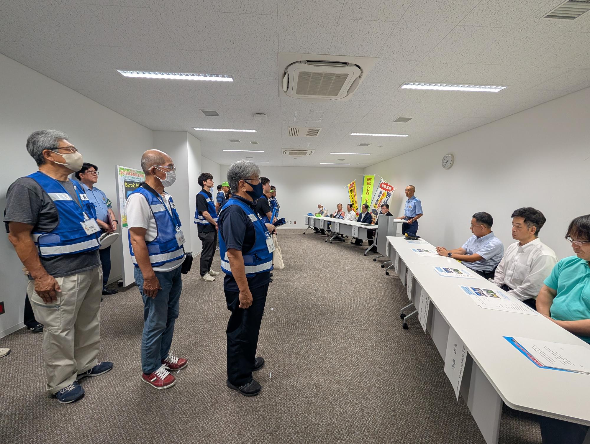 高砂警察署員及び青色防犯パトロール員が整列している様子