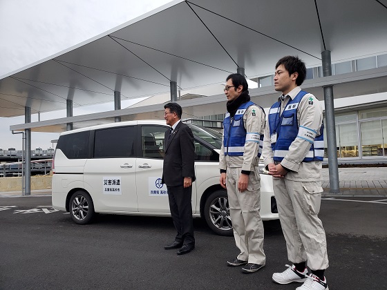 被災建築物応急危険度判定士が出発する様子