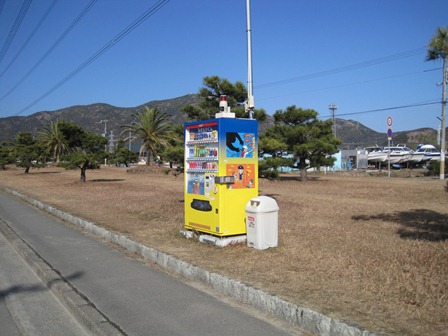 阿弥陀グリーンベルトに設置された、防犯対応型自動販売機の外観の写真