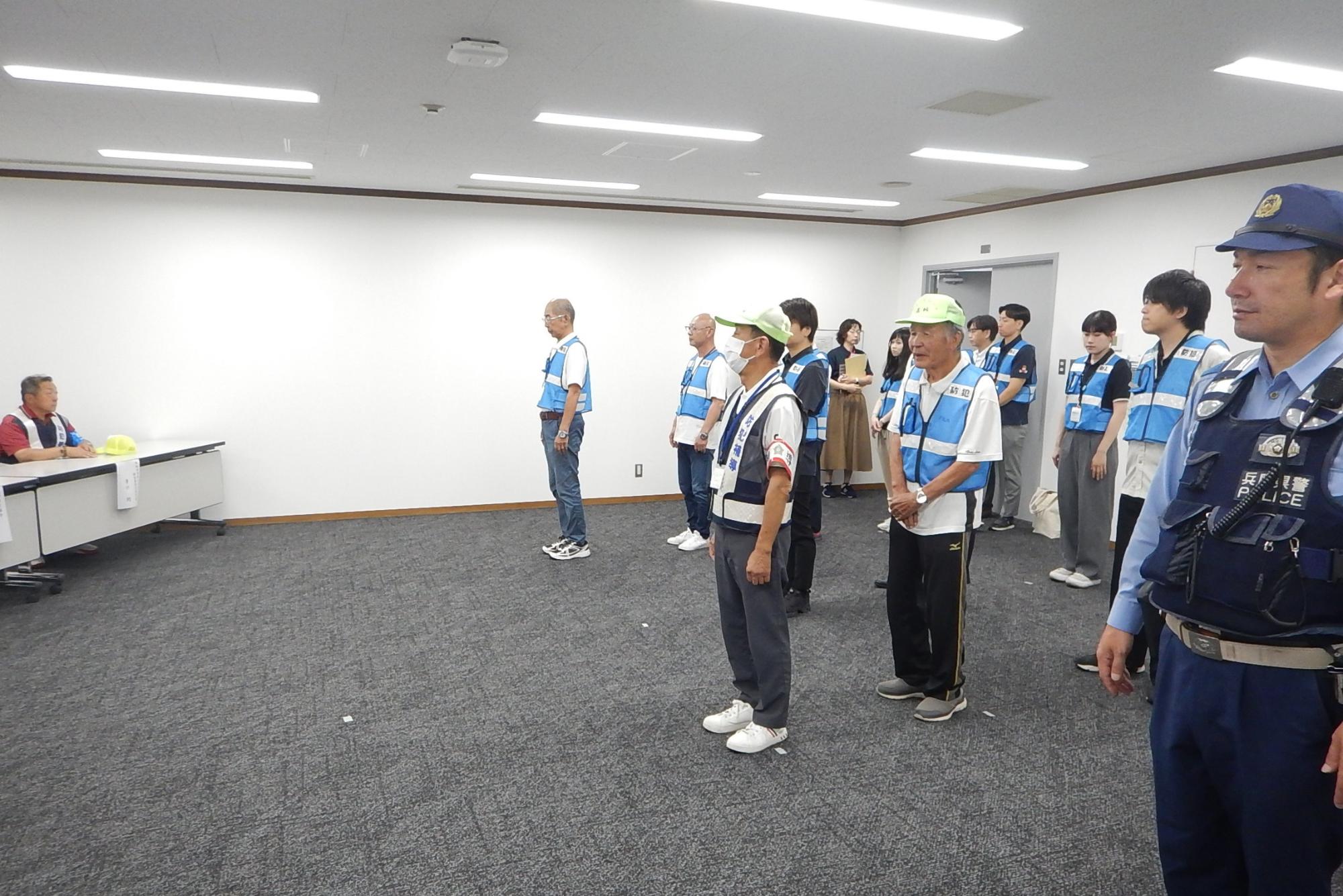 高砂警察署員及び青色防犯パトロール員が整列している様子