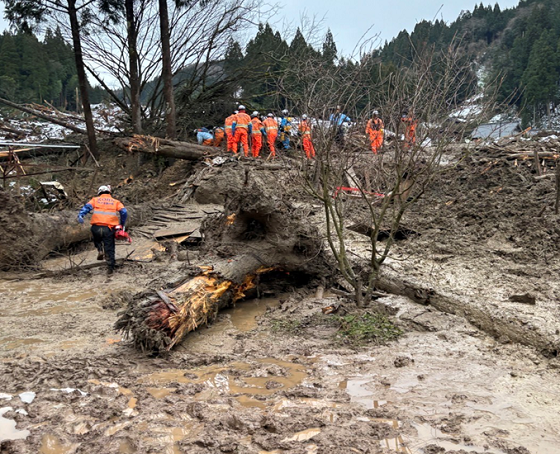 被災地で救援活動を行う高砂市消防職員のようす