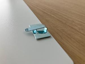 反射板の背面上部金具