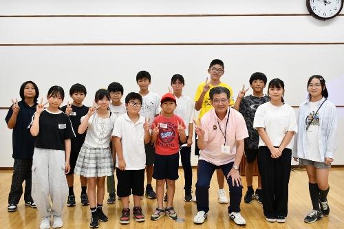 市長をこどもたちがかこんだ集合写真