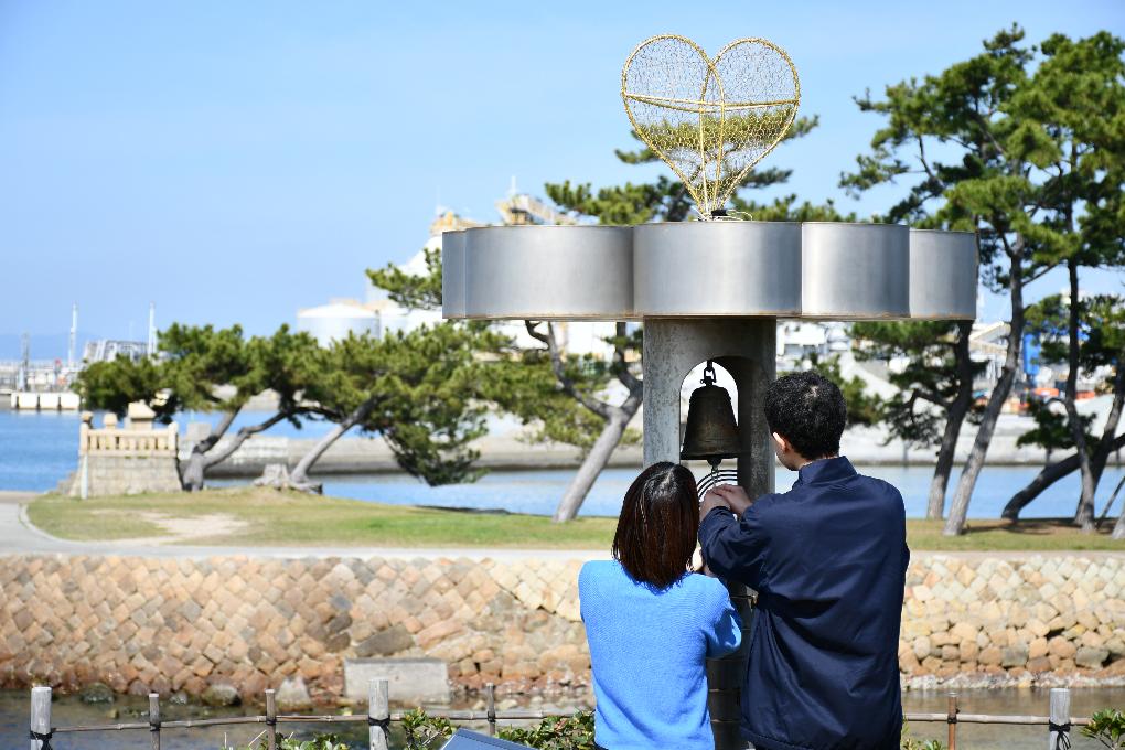 高砂海浜公園の愛のモニュメントの鐘を鳴らす二人