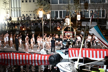 令和7年度船渡御神事の様子 船の上に一斉に並ぶ締め込み姿の若衆の写真