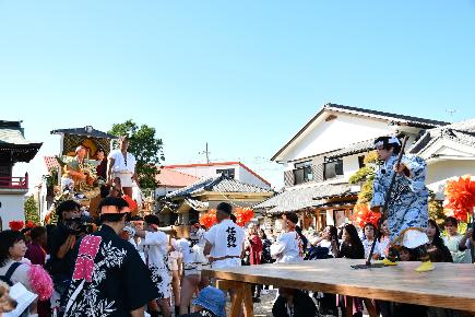 荒井神社で演じられたにわか太鼓
