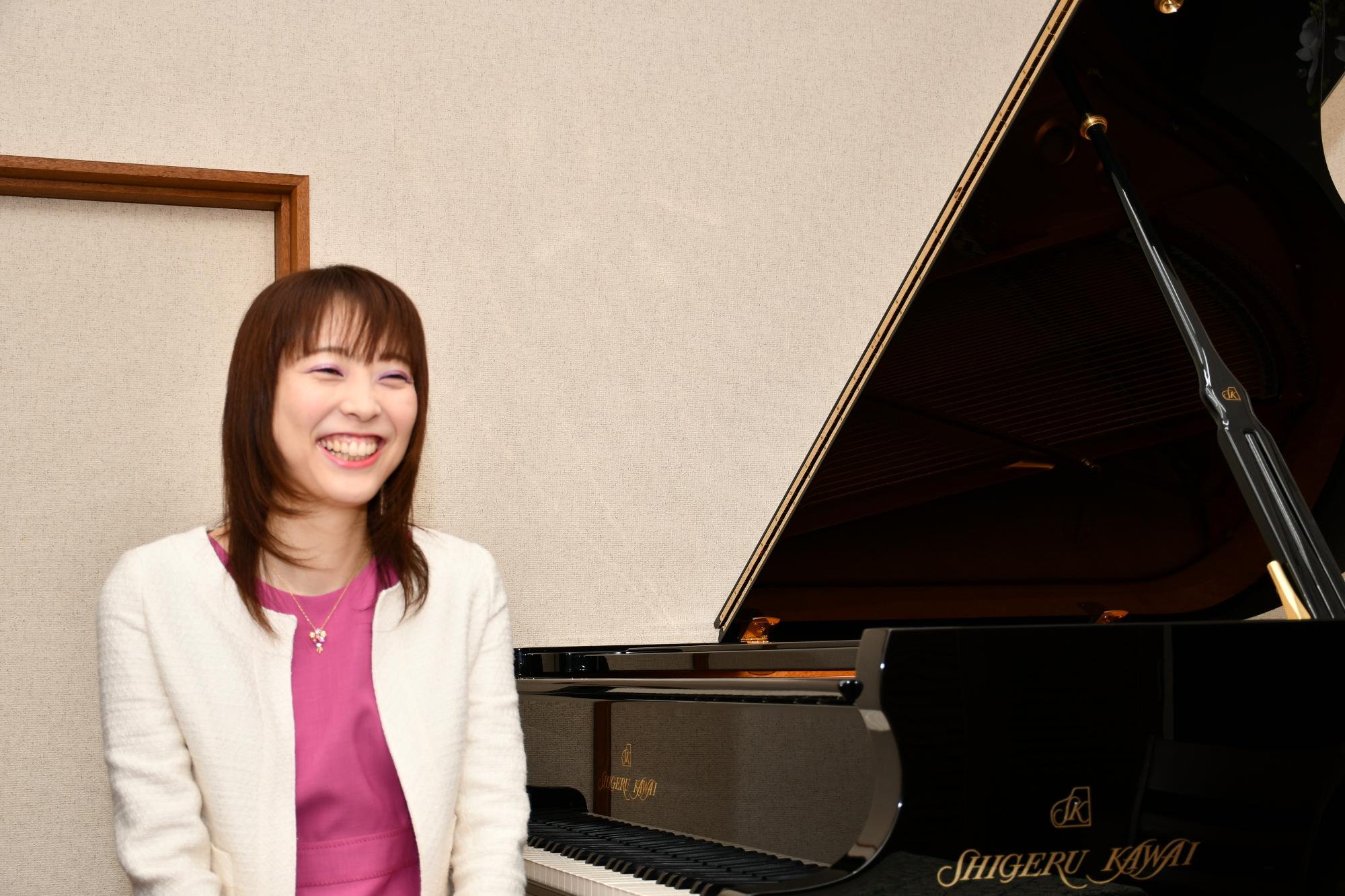 インタビューで笑顔で話す野々村さん