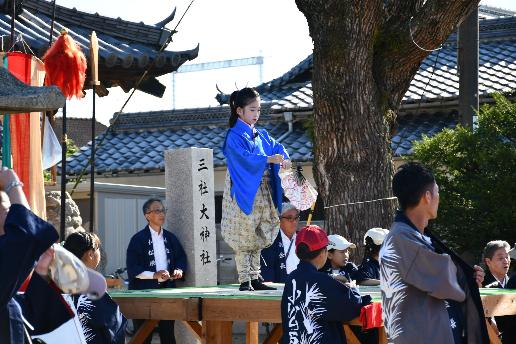 小松原三社大神社で踊る舞子