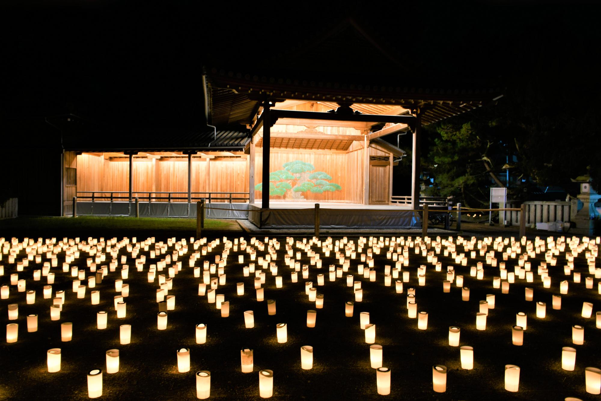 たかさご万灯祭開催中、無数のキャンドルに照らされた高砂神社能舞台