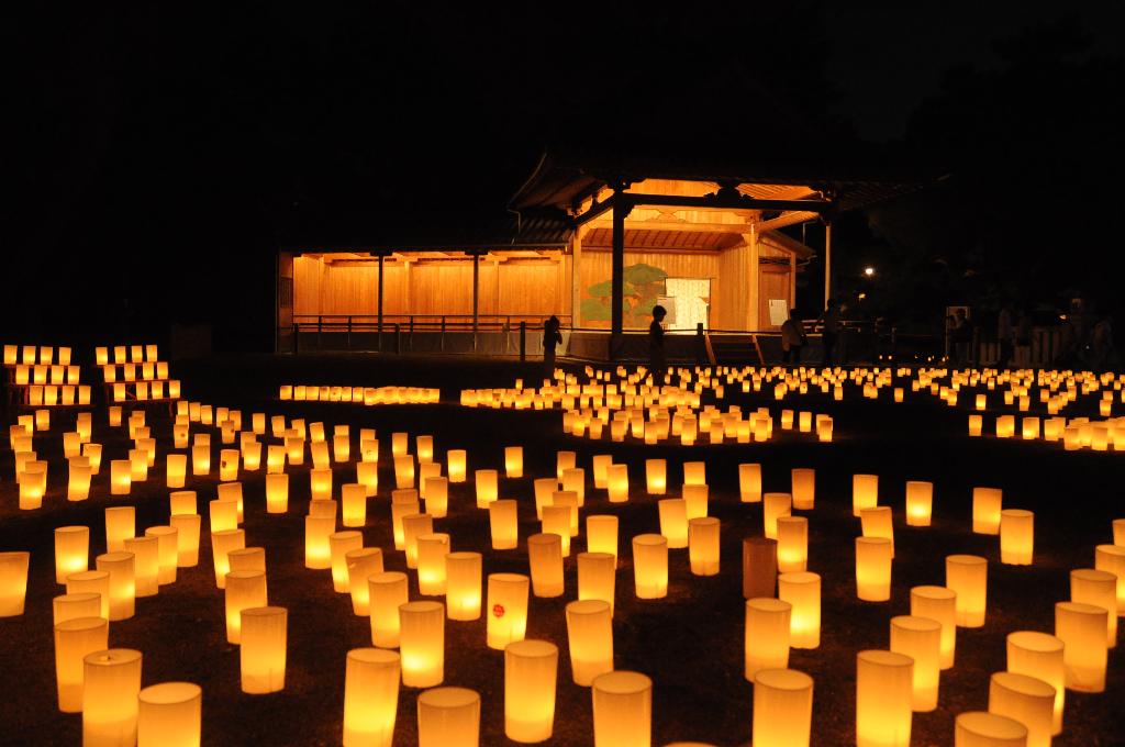 夜の高砂神社の能舞台の前に広がる無数のキャンドルが幻想的に光っている