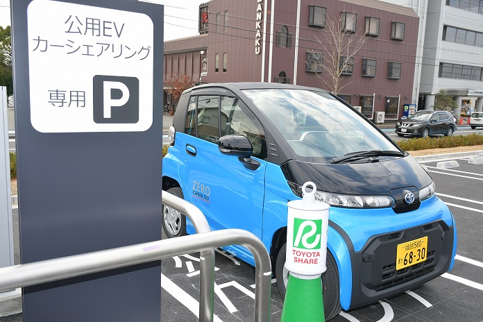 公用自動車カーシェア専用駐車場に停まっている青色の2人乗りの超小型電気自動車