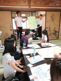 高砂未来一日研究所(意見交換会)の兵庫県立大学の学生たちがグループ討議の結果を大きな紙に書いて発表している写真1