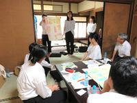 高砂未来一日研究所(意見交換会)の兵庫大学の学生たちがグループ討議の結果を大きな紙に書いて発表している写真2