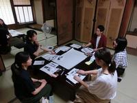 高砂未来一日研究所(意見交換会)の兵庫大学の学生たちがグループ討議を行っている別グループの写真