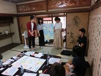 高砂未来一日研究所(意見交換会)の兵庫大学の学生たちがグループ討議の結果を大きな紙に書いて発表している写真