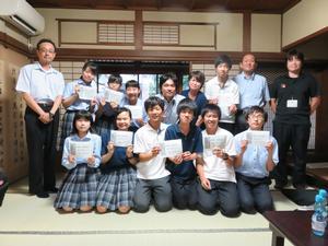 高砂未来一日研究所(意見交換会)の高砂南高校の学生たちと参加者一同が会場である高砂市観光交流ビューロー結びんの中でとった集合写真