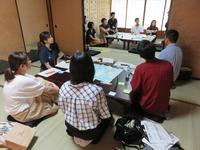 高砂未来一日研究所(意見交換会)の兵庫大学の学生たちがグループ討議を和室のふすまを開けてグループごとに分かれて座っている写真