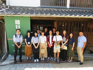 高砂未来一日研究所(意見交換会)の兵庫大学の学生たちと参加者が会場である高砂市観光交流ビューロー結びんの玄関でとった集合写真