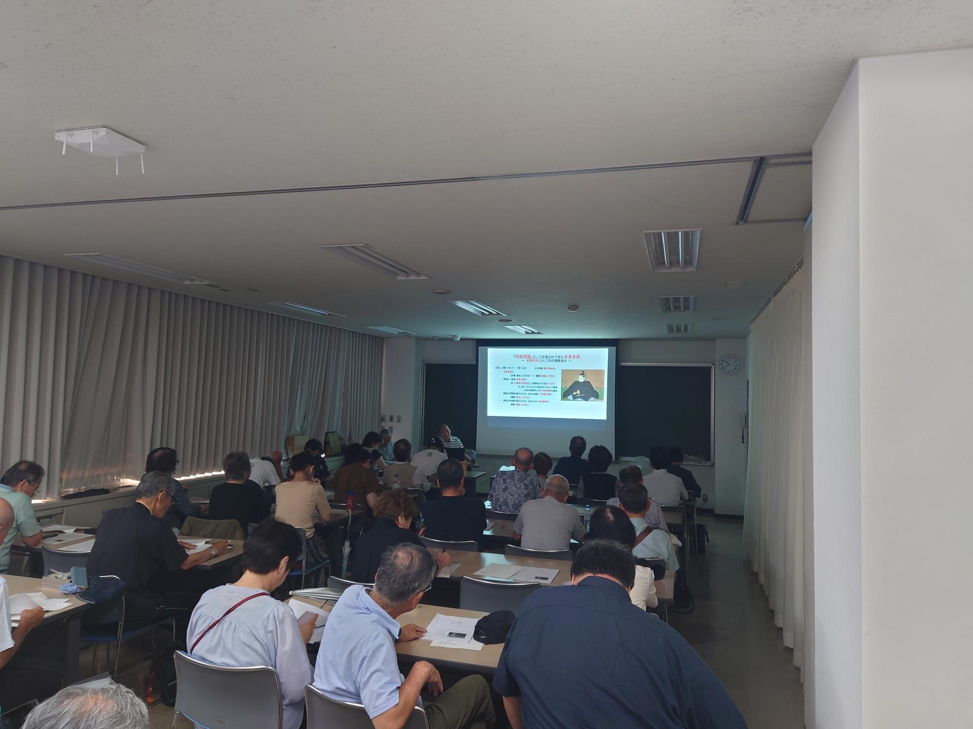 講座を聞く参加者