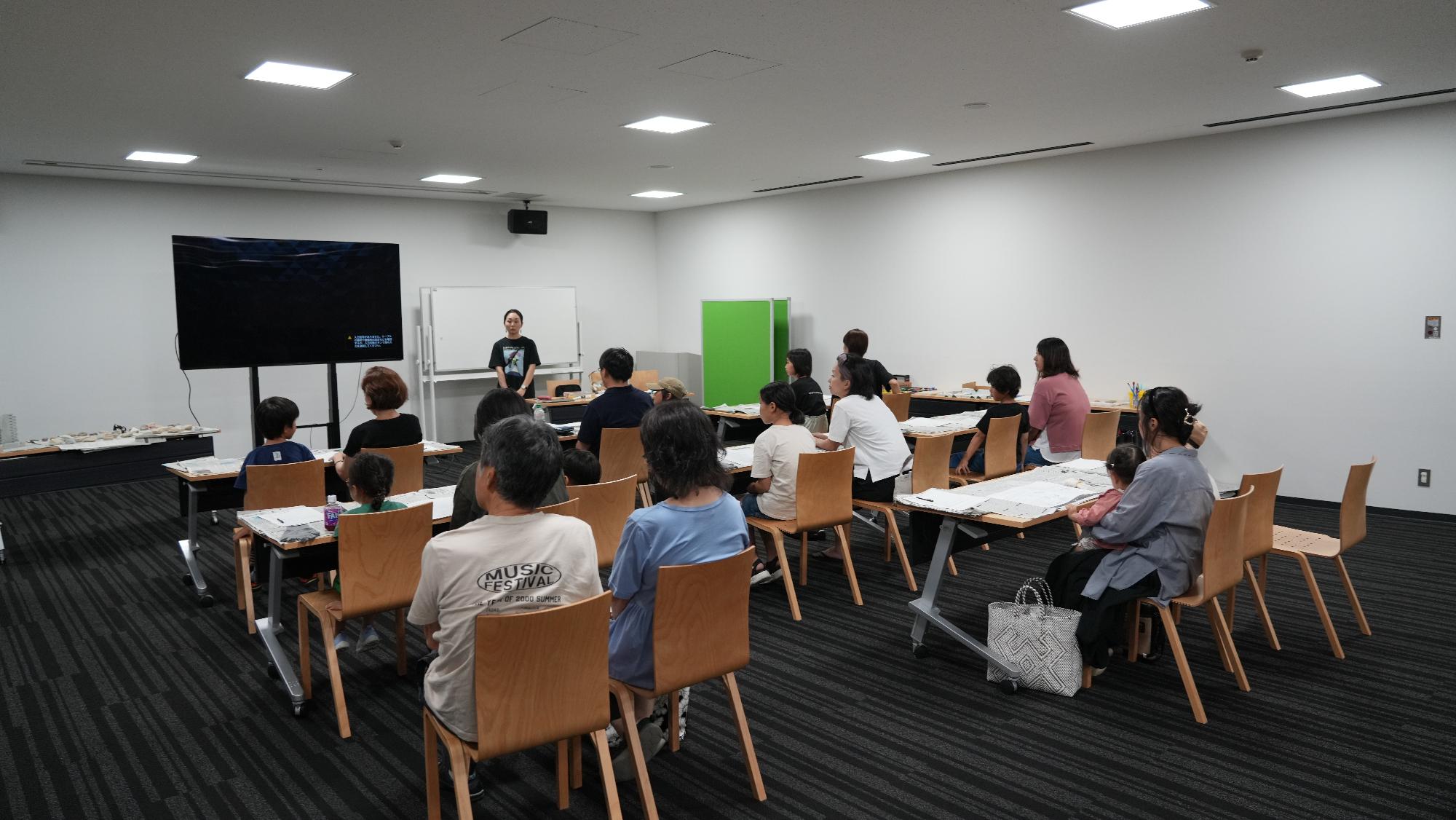 竜山石について説明を受けている様子