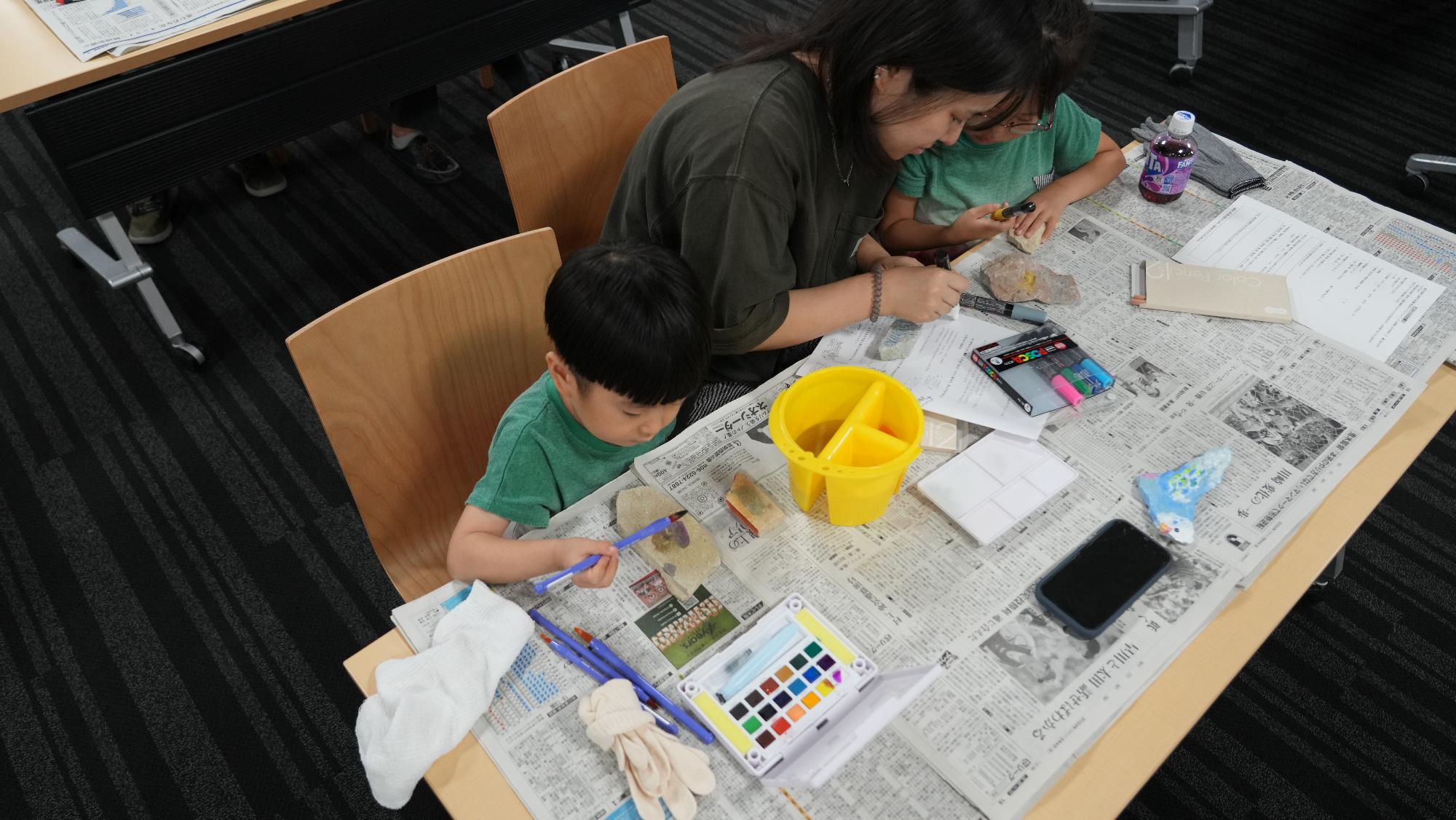 竜山石にペイントしている様子