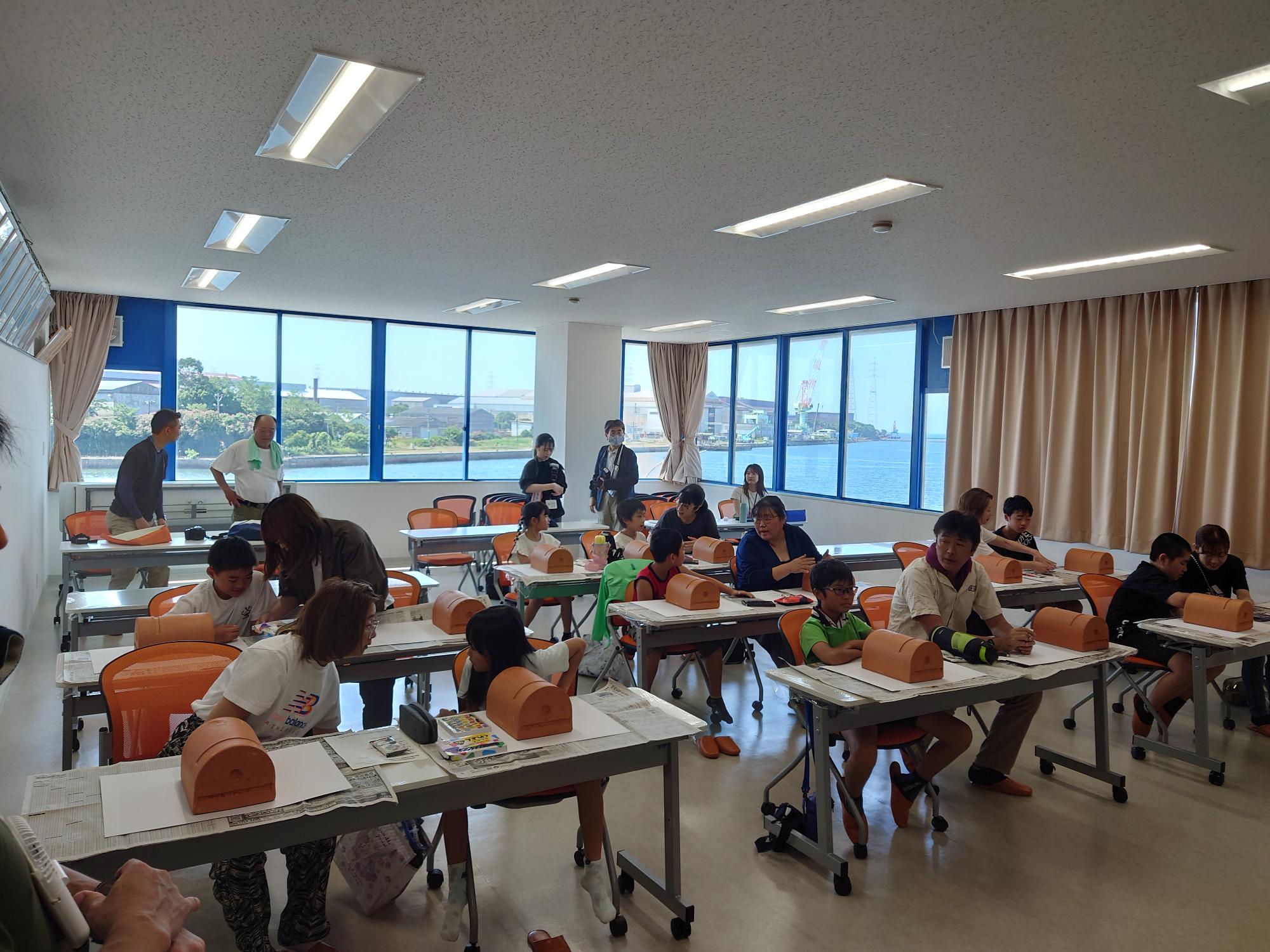 タコつぼに絵を書いたりしている様子