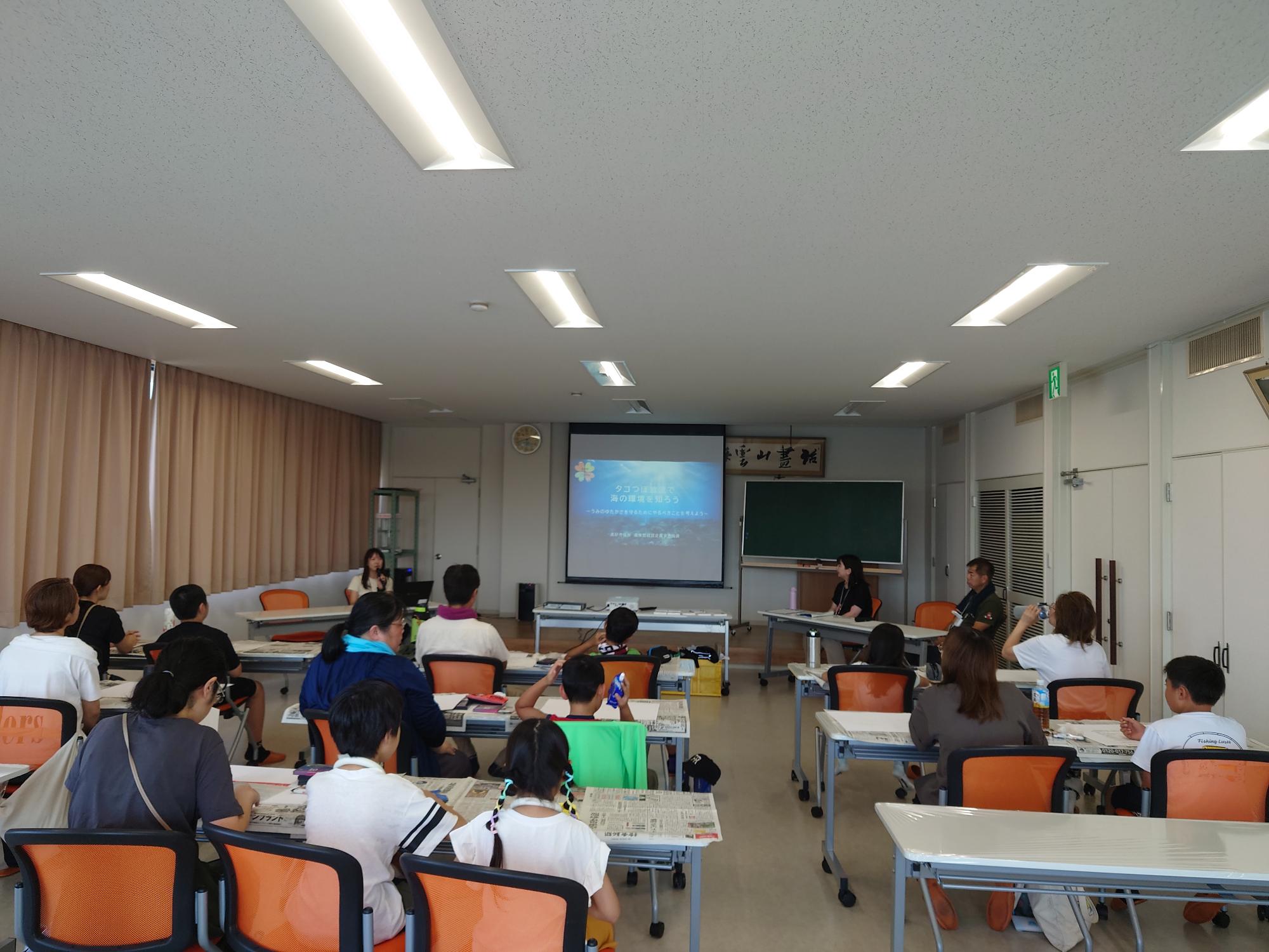 SDGsと海の環境についてお話を聞いている様子