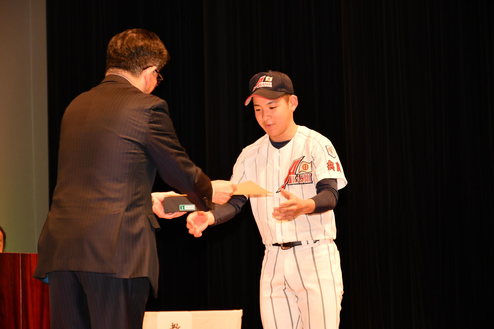 優秀選手賞を受賞した方を表彰している写真