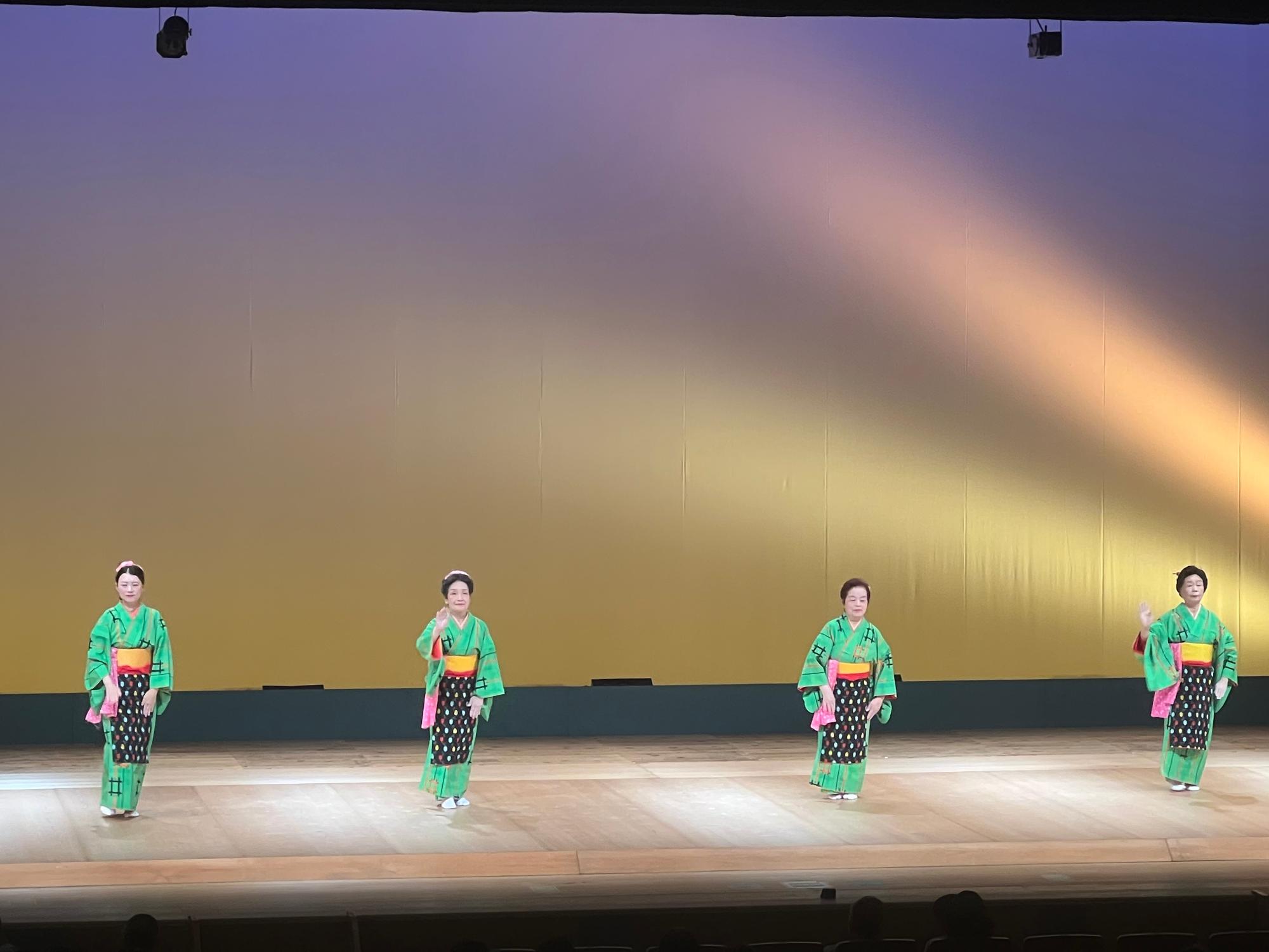 民舞を踊られている様子