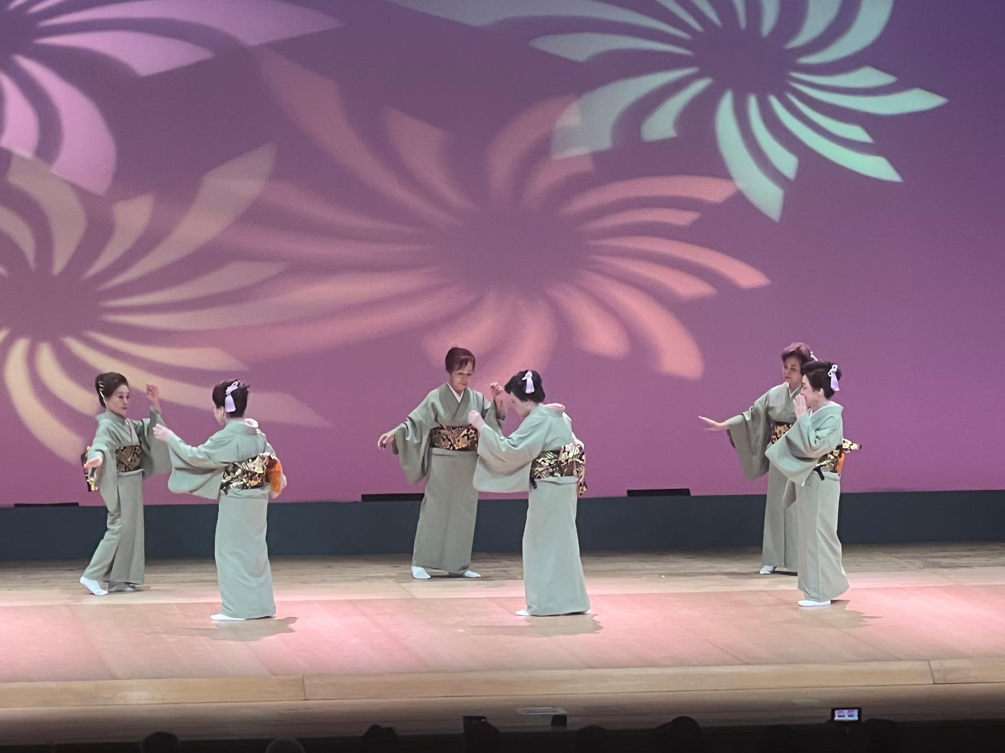 民舞を踊っている様子