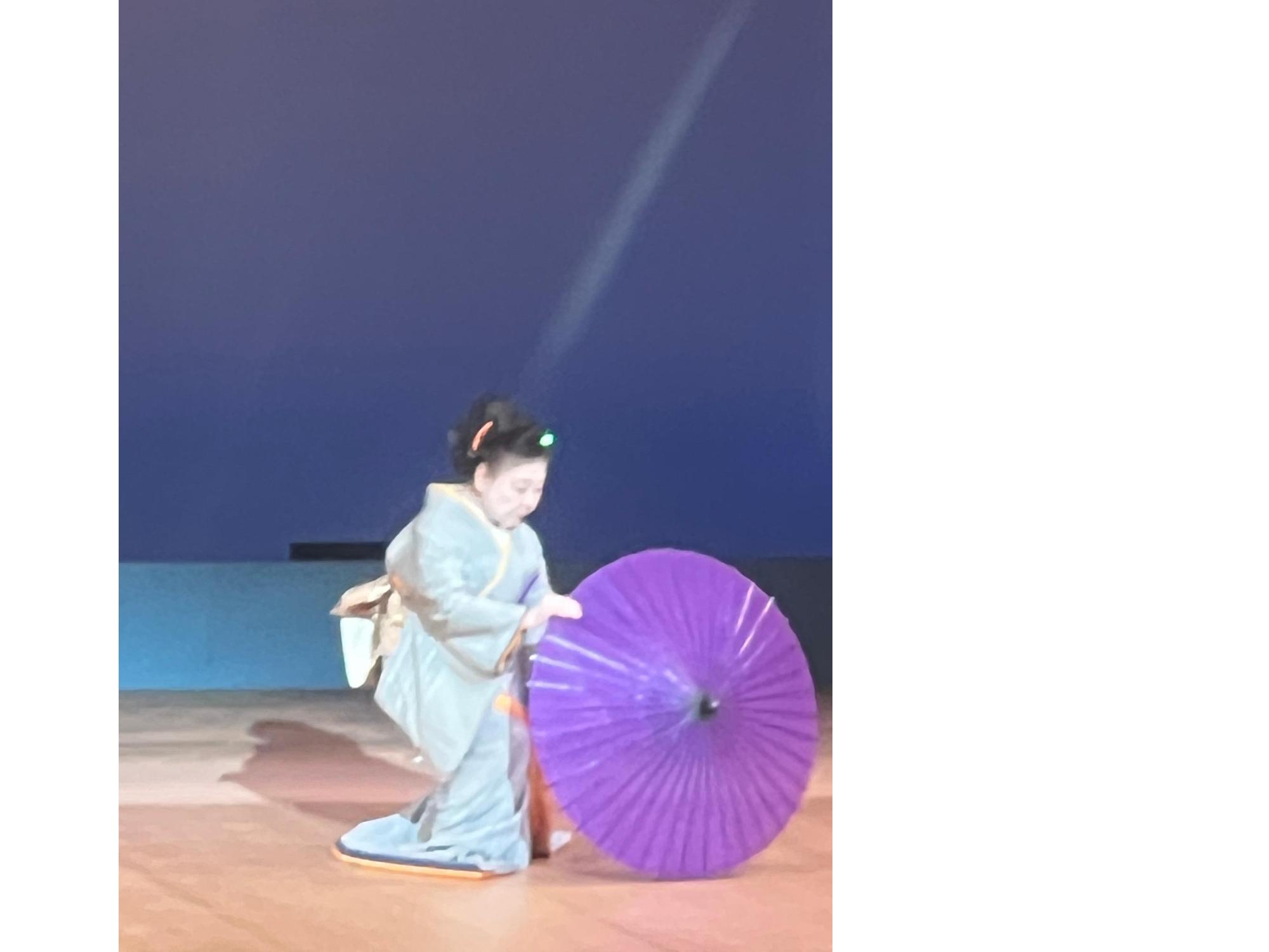 民舞を踊っている様子